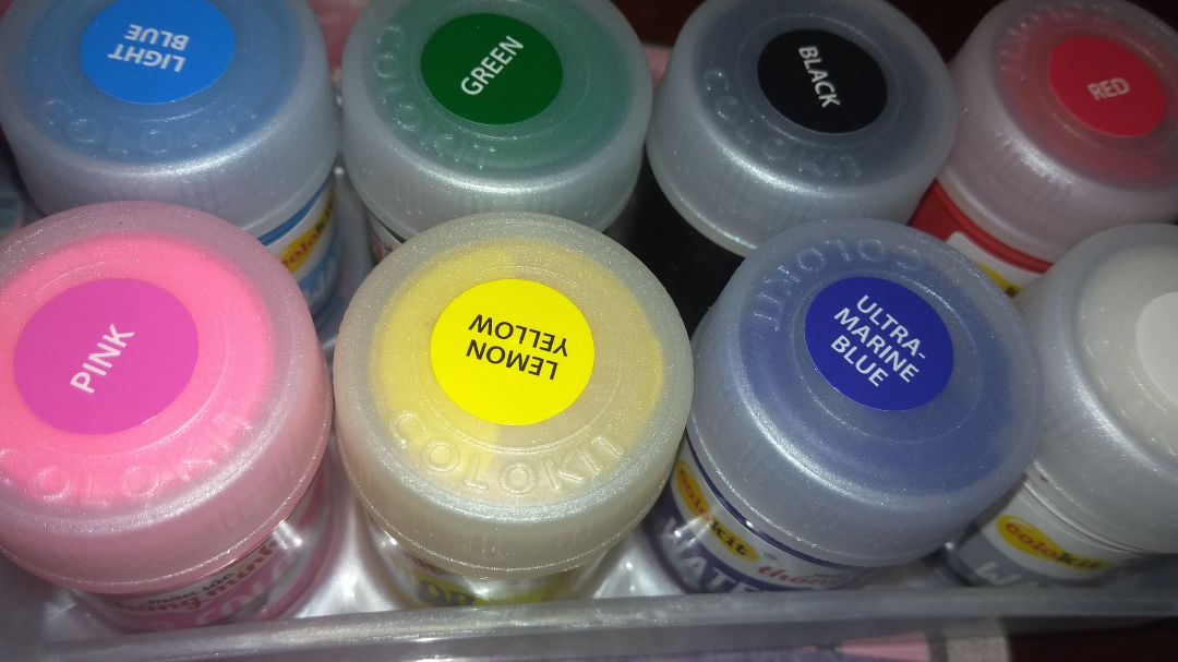 Sản phẩm ok,  hài lòng.  Pha màu đuợc,  lúc để ra ngoài hơi lâu một giọt đặc thì tán bằng tay ra rất tịn mịn nhưng tán ra giấy  được.  Mùi không hôi. Sp như hình. Mình mua loại này tuy không đủ màu nhưng phối màu là ra, nên ok vì phối đựoc.