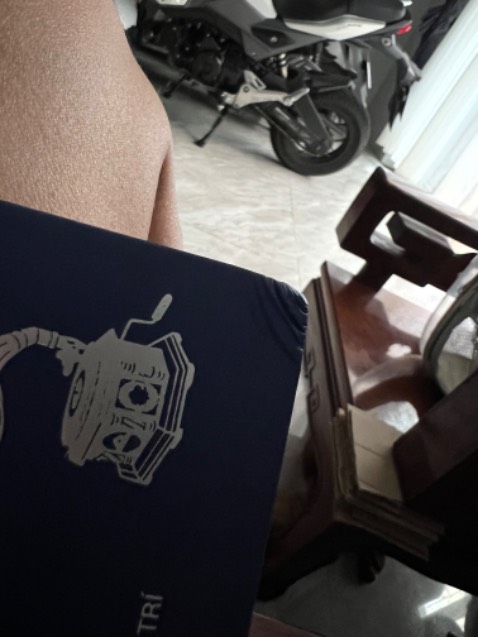 Mua hqua, hnay đã nhận được r! Giao thì nhanh nhưng mình ghét nhất là góc sách bị dún, dù là bìa cứng nhưng như kiểu bị đè hay sao áh làm 1 góc sách k còn đc nguyên vẹn nữa. Khá là khó chịu 😤