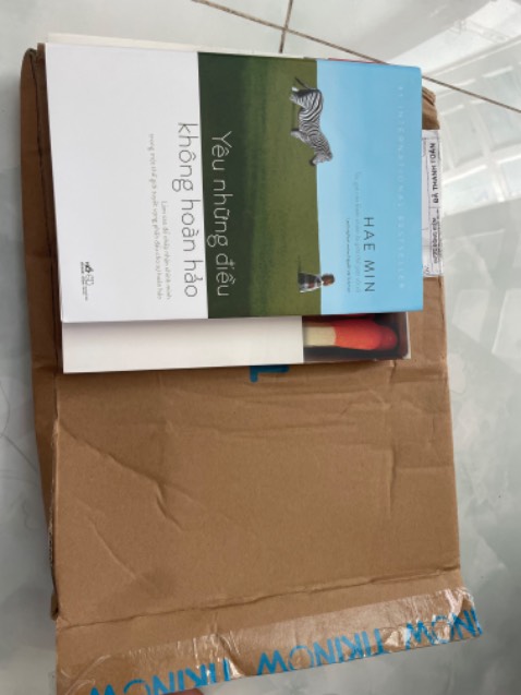 Chưa bàn đến sách như nào nhé, nhưng mà mình mua 2 quyển sách, shop lại đóng gói cho mình như này, mình khó chịu kinh khủng í. 2 quyển sách bằng có 1 gang tay thôi, thế mà lại nhét vào cái hộp to gấp đôi. Khi mở ra sách nằm xộc xệch nhìn bực mình dễ sợ, và y như mình nghĩ thì sách bị méo 1 xíu phần gáy. Cũng có thể do mình khó tính nhưng mình vẫn hy vọng shop sẽ chú ý hơn phần đóng gói cho vừa vặn, để sách nằm im, ít bị móp méo hơn. 

Về phần nội dung thì quyển “Đột phá tư duy thương hiệu” mình mua giùm nên không rõ. Còn “Yêu những điều không hoàn hảo” thì mình chưa đọc :)) nhưng mà sách nằm trong international bestseller thì mình nghĩ chắc sẽ không khiến mọi người thất vọng. 

Btw mình vẫn gửi shop 5⭐️, hy vọng shop sẽ lắng nghe ý kiến khách hàng.