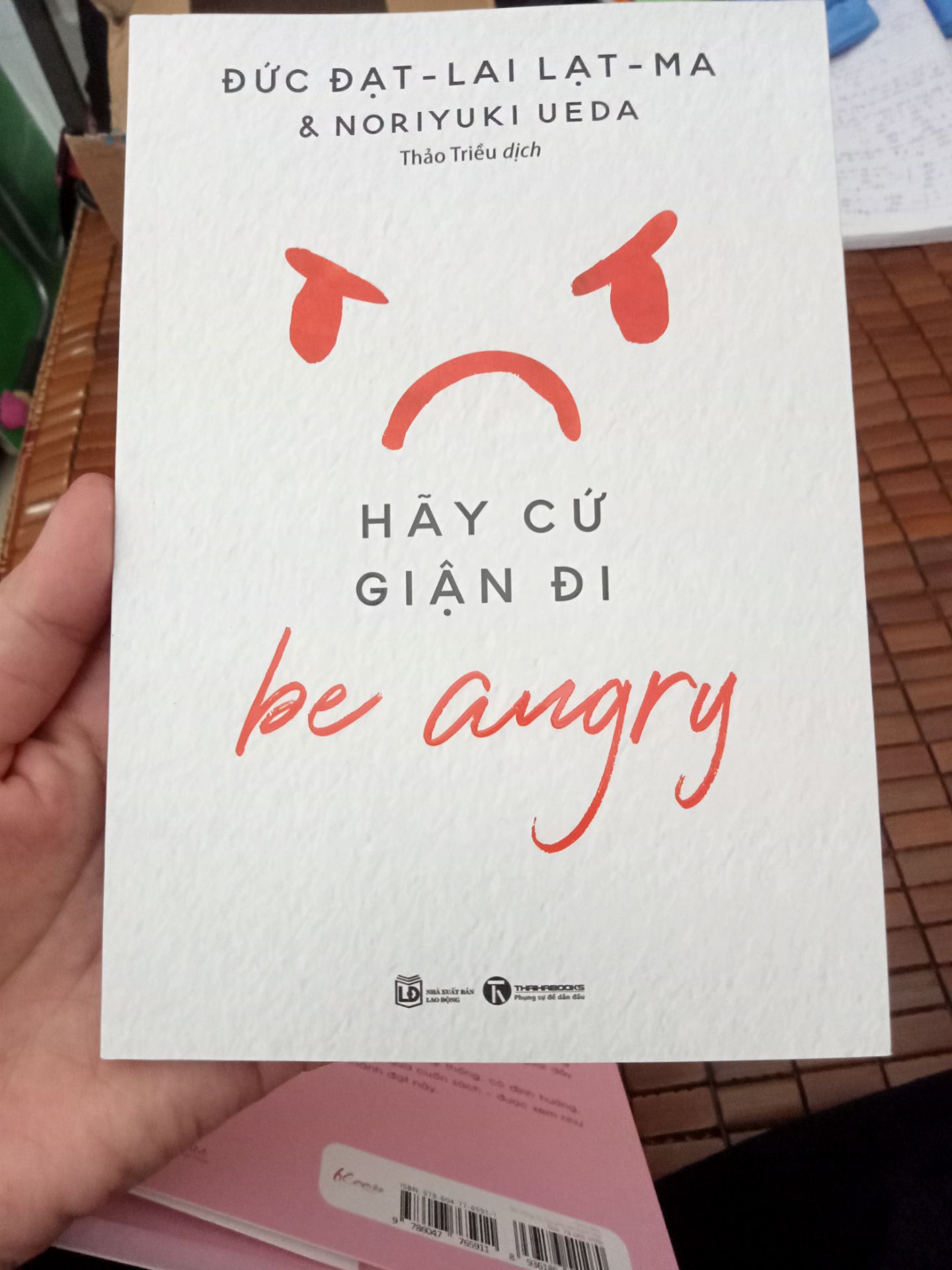 sách đẹp, phù hợp với túi tiền, thời gian giao hàng nhanh, tuy nhiên trong quá trình vận chuyển hộp đựng hàng bị móp làm mình hơi buồn 1 tý nhưng nói chung là vẫn ok nha