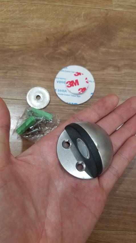 Chặn cửa khá chắc chắn, nam châm hút mạnh, giá rẻ