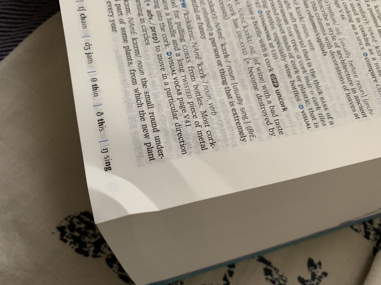 Đã đặt hàng ở Tiki nhiều lần nhưng đây là lần đầu tiên thất vọng với sản phẩm mình nhận được. Cuốn từ điển Oxford này mình mua với giá hơn 400k từ nhà sách FAHASA trên Tiki mà khi nhận sản phẩm thì lại bị quăn mà móp góc như thế này, là một người mê sách, nhất là sách tiếng Anh thì mình cực kì thất vọng. Mong Tiki cẩn thận cho những đơn hàng sau!