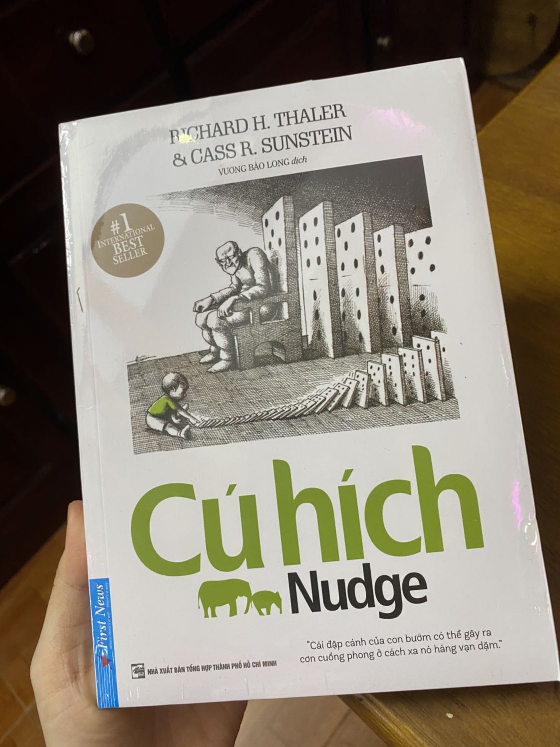 Giao hàng nhanh, gói hàng cẩn thận và sách nhìn xịn lắm.
Nội dung của sách rất ý nghĩ và hay. Sinh viên kinh tế nên đọc cuốn sách này vì rất hữu ích .