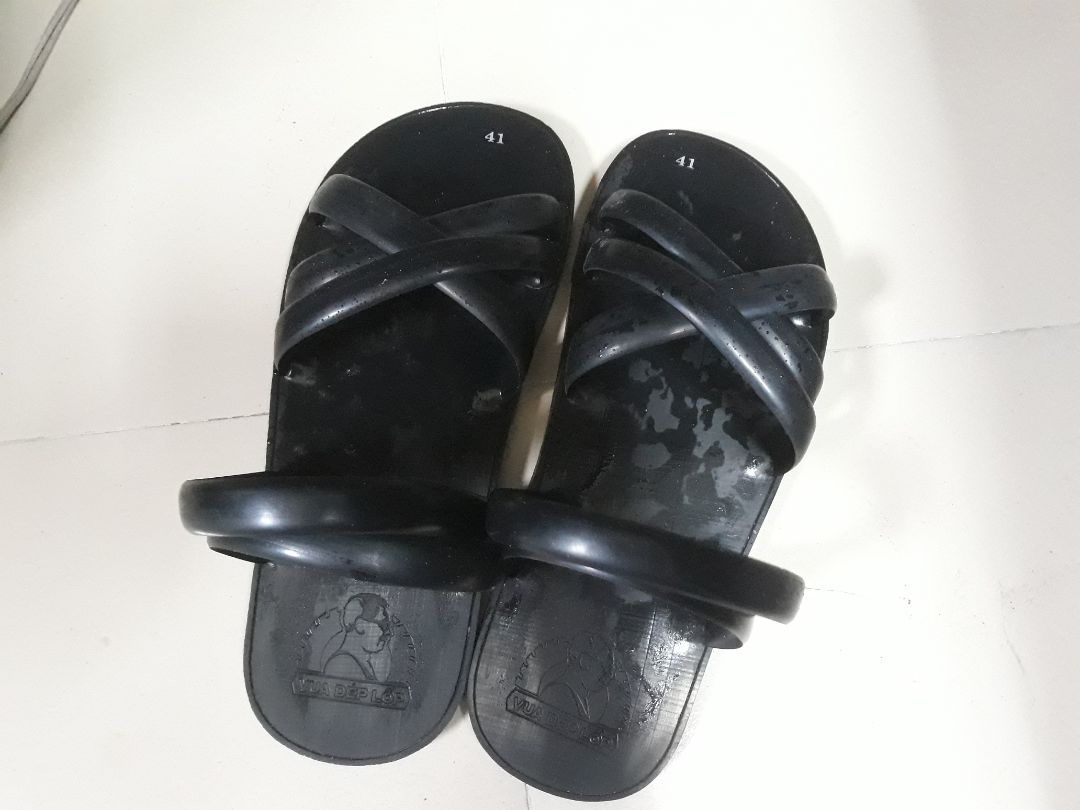 Nhận được hàng từ hôm qua (dù theo lịch là 27/9). Trước khi nhận hàng rất băn khoăn về kích cỡ, sợ sẽ chật hoặc lỏng. Nhưng khi nhận hàng và đi thử thì thấy rất hài lòng. Rất vừa, nhẹ nhàng, dễ đi.
 
Cảm ơn nghệ nhân dép lốp cao su. Nhận được hàng từ hôm qua (dù theo lịch là 27/9). Trước khi nhận hàng rất băn khoăn về kích cỡ, sợ sẽ chật hoặc lỏng. Nhưng khi nhận hàng và đi thử thì thấy rất hài lòng. Rất vừa, nhẹ nhàng, dễ đi.
 
Cảm ơn nghệ nhân dép lốp cao su.