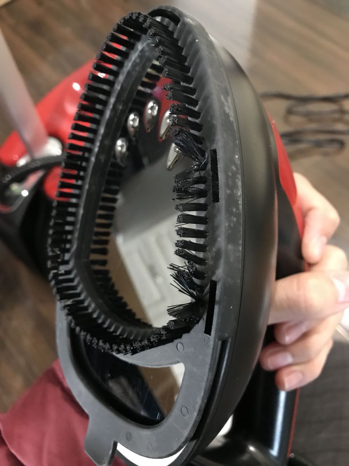 Hàng sx từ 2015 hình như tồn kho giờ vẫn giao cho khách. Về sử dụng thì nước bị rò rỉ từ tất cả các khe xung quanh bình chứa chảy ra ngoài. Tôi muốn được đổi sản phẩm mới.