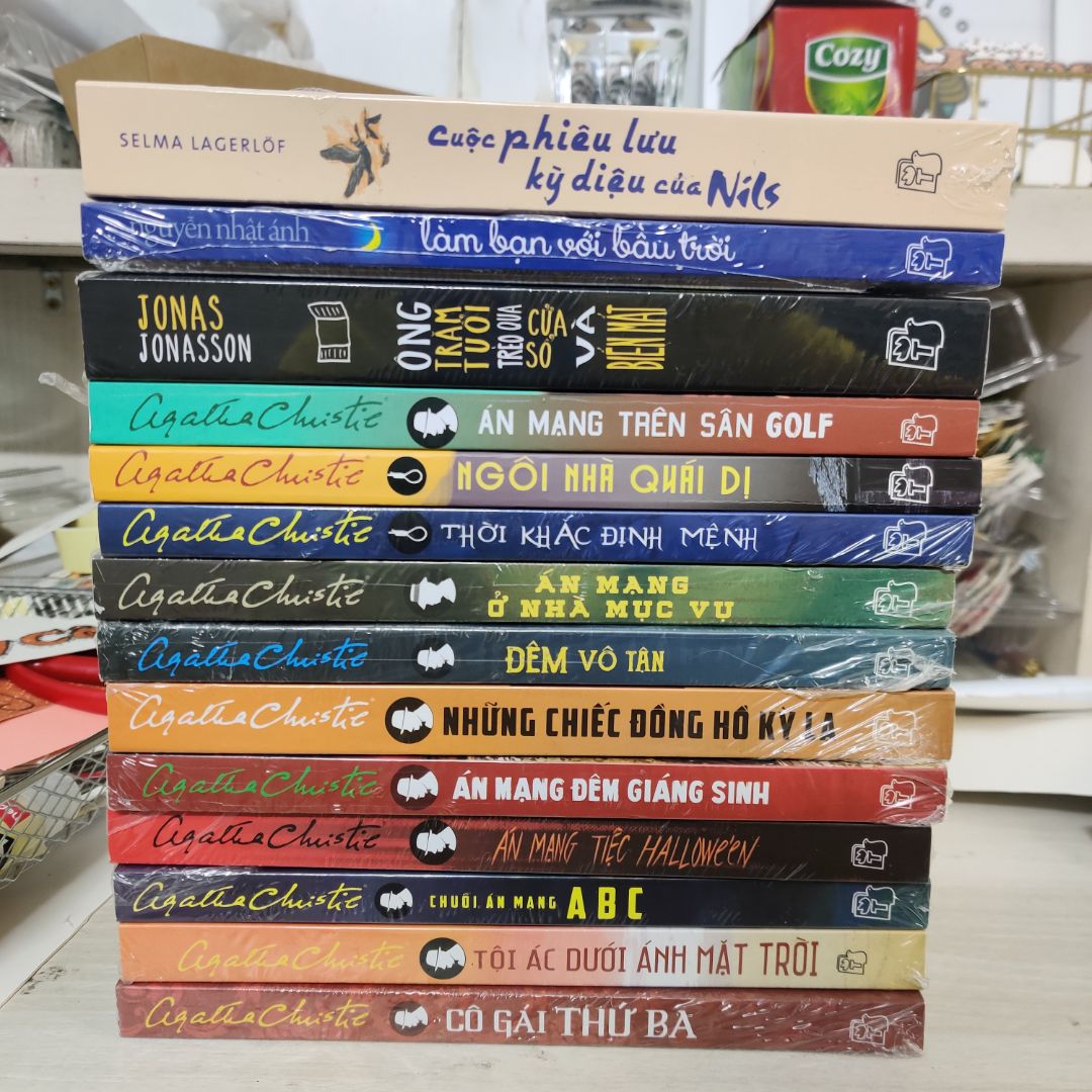 Nhân dịp tháng sách Trẻ nên mua sách về đọc dần, hầu hết là sách mới nguyên seal, 1 2 cuốn không có seal thì hơi bụi bẩn một chút. Nhưng nói chung khá hài lòng về đơn hàng này.