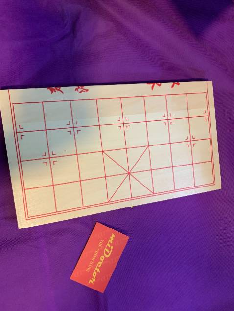 Quân cờ đầy đủ, đúng tiêu chuẩn! Đóng gói cẩn thận, hàng rất đẹp, thiết kế đẹp, tinh tế giao hàng nhanh. bàn cờ và quân cờ đều chắc chắn, bề mặt nhẵn mịn.. ko biết đúng gỗ sồi ko chứ nhìn là thuận con mắt lắm nghen! Tôi nghĩ bền, của bền tại ngừi thui!! 
Shop dán băng dính đi qua các cạnh của sản phẩm nên nhận hàng ko bị trầy xước, hộp là bàn luôn cho nên có thể gấp gọn làm đôi!
cho 5 sao