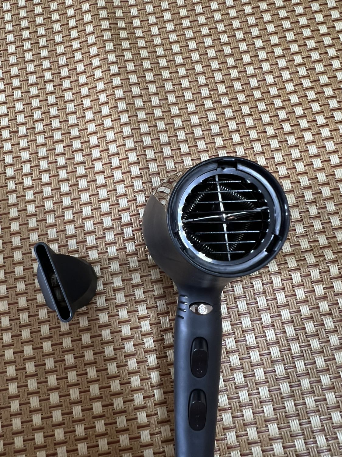 Sau một thời gian sử dụng mình đánh giá máy sấy tóc rất xịn. Đáp ứng được nhu cầu của gia đình mình. Mình đang dùng máy cũ chuyển sang dùng máy này thì khác hẳn luôn, máy còn có chế độ sấy lạnh rất tiện. Máy cầm nặng tay lắm. Đánh giá 5 sao