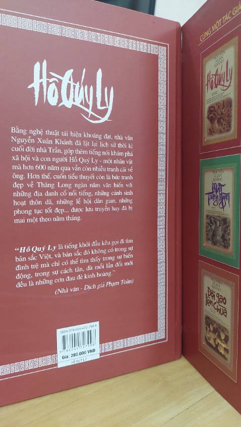Không phán xét phê bình các nhân vật lịch sử cùng cuộc đấu tranh phe phái khốc liệt nơi hậu cung cuối thời Trần, bằng cách kể chuyện trung tính tác giả chuyên chú vào việc khám phá các yếu tố xã hội, văn hóa đương thời cùng nét đẹp đất nước với các địa danh của Thăng Long, vùng đất thiêng Yên Tử  hay Tây Đô kinh thành nhà Hồ.