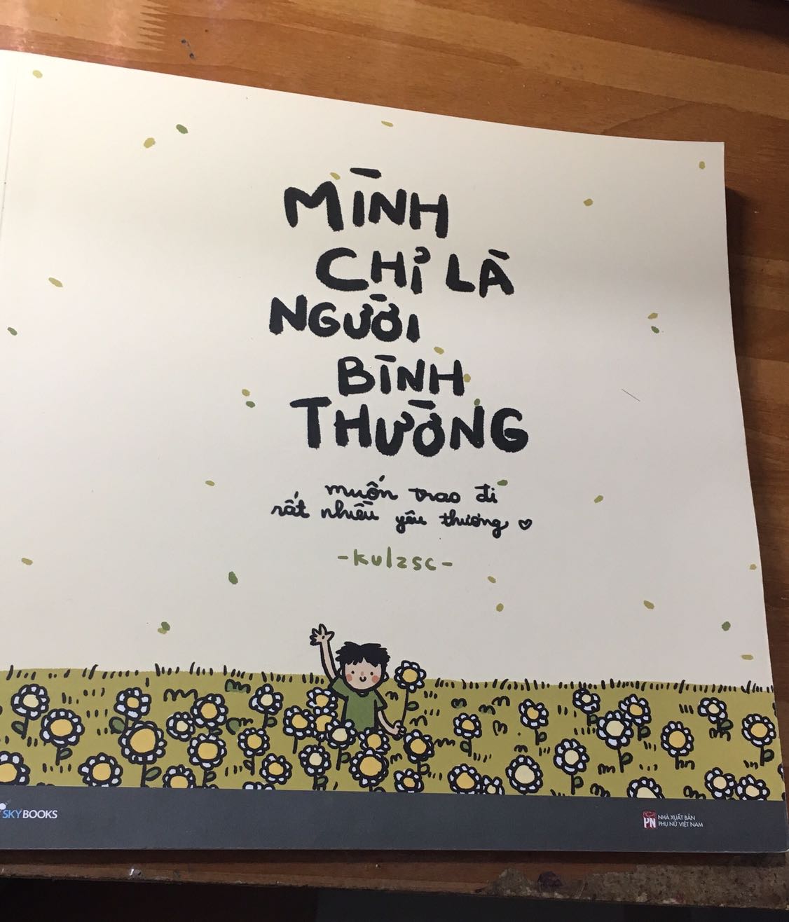 Nét vẽ của anh này mình mê lâu rồi mà bây giờ mới mua đc, trang sách giày (có thể tô màu chì, màu dạ, màu nước), nét vẽ cute, rõ nét. "Tô bình yên vẽ hạnh phúc" thì nghiêng về tô nhiều hơn và phần truyện cx ít hơn. "Mình chỉ là người bình thường" kết hợp cả tô màu, vẽ, viết, trang trí, tương tác (dán ảnh, thêm chi tiết, viết ước mơ hay các điều khác) và cốt truyện đa dạng (như là nhật kí của tác giả khi còn đi du học, đã về VN và các bài học hữu ích). Dù sao 2 quyển này mình rất mê và hợp ý mình. Shop đóng gói kĩ lắm, giao hàng hơi lâu (đặt 11, 18 giao) mà ko sao, chắc do dịch bệnh nên bỏ qua cho shop 5*.