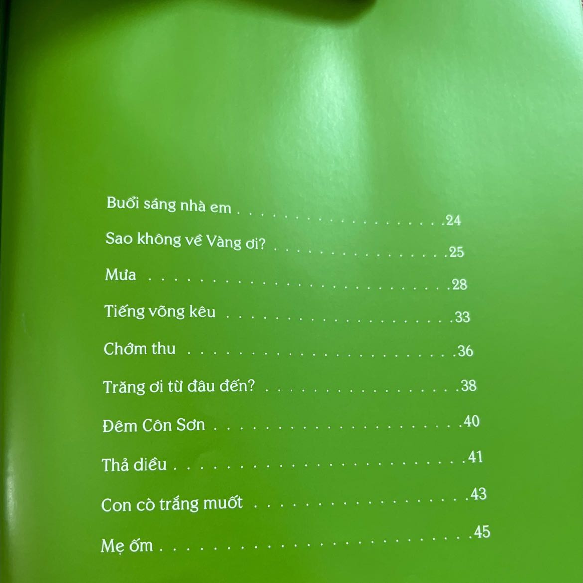 Nhớ những vần thơ cũ quá 😜 
Tiki giao hàng nhanh chóng, đúng hẹn, đóng gói kỹ càng. 
Sách này in màu trên nền giấy bóng nhẹ nhẹ nha ạ 📖