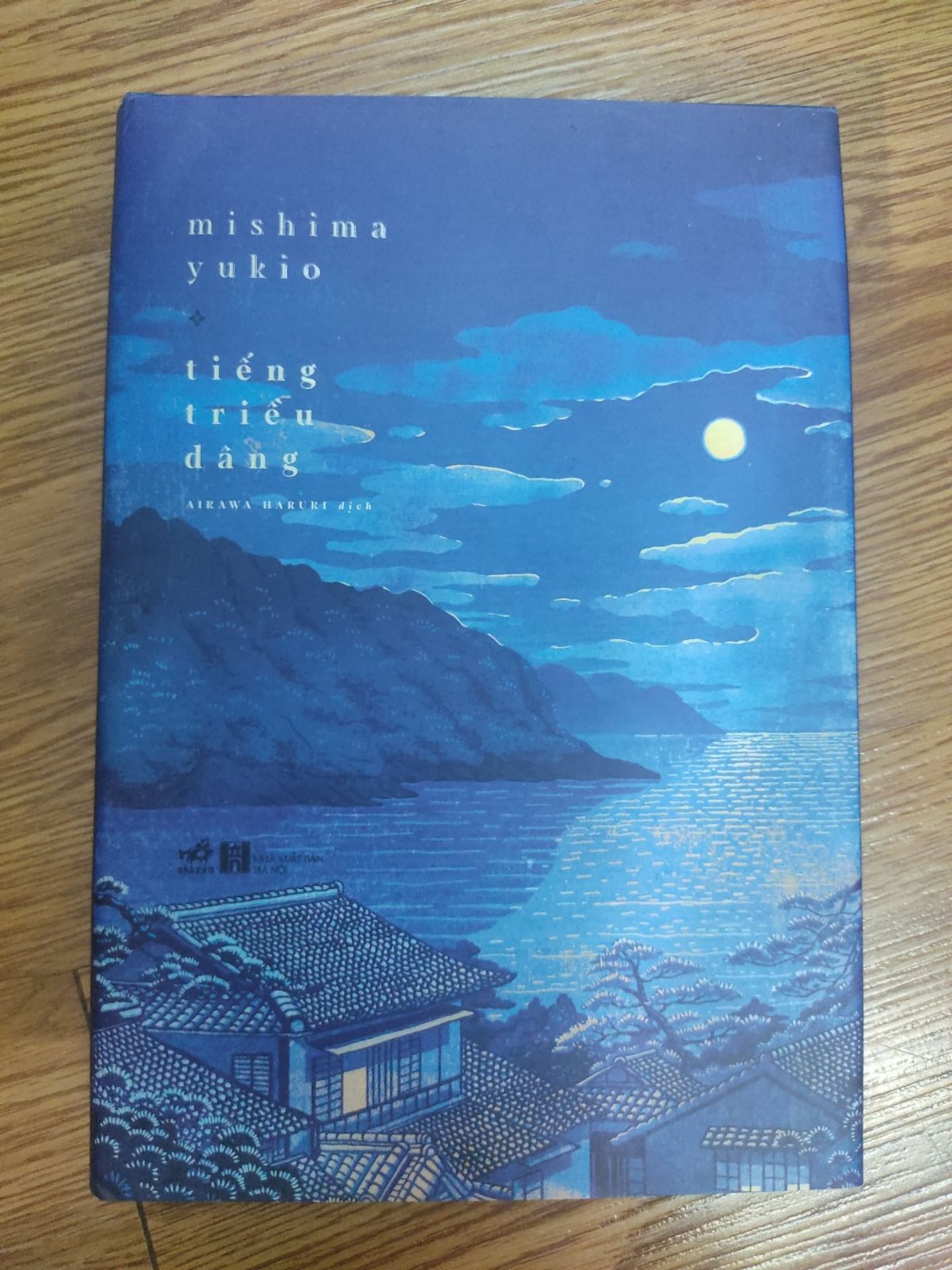 Đợt dịch vừa rồi Tiki giao hàng khá lâu mà nay mình đặt 22/10 mà 24/10 đã nhận rồi. Trời mưa mà anh shipper vẫn đi giao, tới nơi thì thấy hộp te tua hơi bất an. Cơ mà sách nhìn chung là ổn, chỉ có 1 cuốn bị rách bao kiếng nên ảnh hưởng tới trang sách một tí nhưng ko sao. Đã mua hàng trên Tiki đc 1 năm (đã phần là sách) nhưng Tiki chưa làm mình thất vọng. Và mình hi vọng Tiki sẽ ko làm mình thất vọng :p