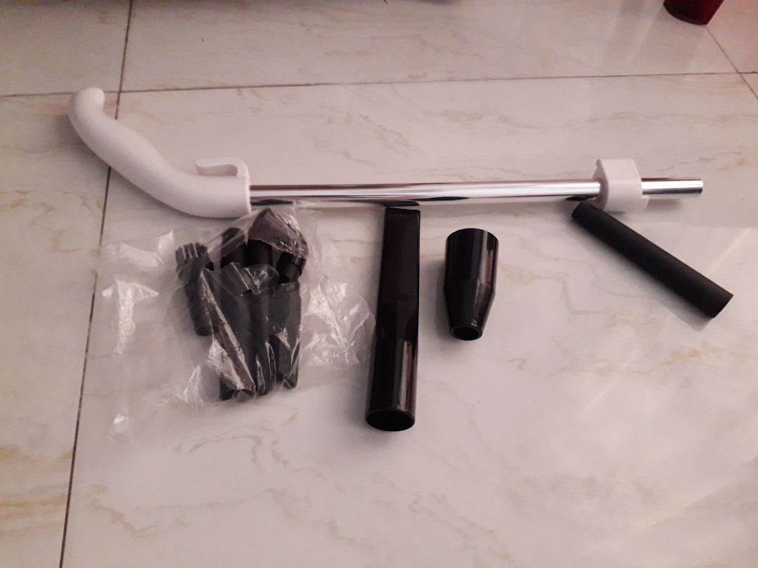 lần đầu tiên mua máy hút bụi, không biết những máy khác thế nào, nhưng máy này chạy ồn, có tiếng như máy khoan, lực rung mạnh và mau nóng. Nhưng tiền nào của đó, với giá 660k bạn không thể đòi hỏi nhiều như các máy tầm 1 2 triệu.