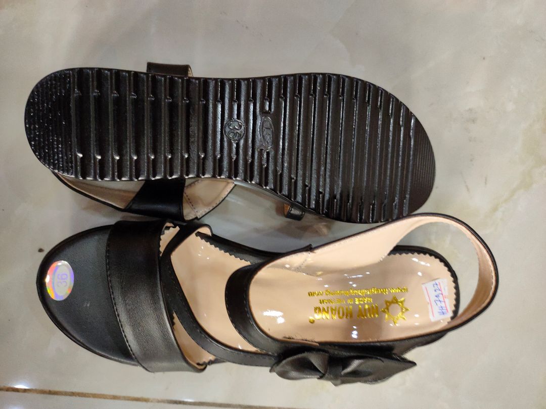 Giày đẹp... giống hình... Mang cũng êm chân...Rất thích