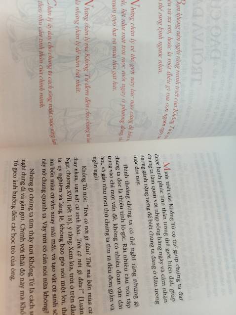 Hình thức: sách mới có kèm bookmark, không còn seal. Sách của First News gần đây đều cho in có thêm 1 màu nhìn khá nổi bật. Văn phong dịch tương đối nuột, ít lỗi chính tả. Nội dung: những tư tưởng, lời dạy quen thuộc của Khổng tử được Yu Dan lồng ghép vào thực tế cuộc sống hàng ngày (chủ yếu ở TQ), trong hướng xử trí tổng hòa giữa các mối quan hệ anh em, bạn bè, gia đình & xã hội. Ngoài các ví dụ dẫn chứng chủ yếu từ Luận Ngữ, tác giả cũng phối hợp tinh nhuần những điển tích Thiền ngữ cũng như từ các triết gia, thi nhân nổi tiếng khác của Trung Hoa. Nhìn chung là một tập sách mỏng khá thú vị, sẽ đọc tiếp phần 2 "Khổng tử tâm đắc" để có cái nhìn đầy đủ hơn về những tinh túy trong tư tưởng & triết lý sống của một bậc thánh hiền.