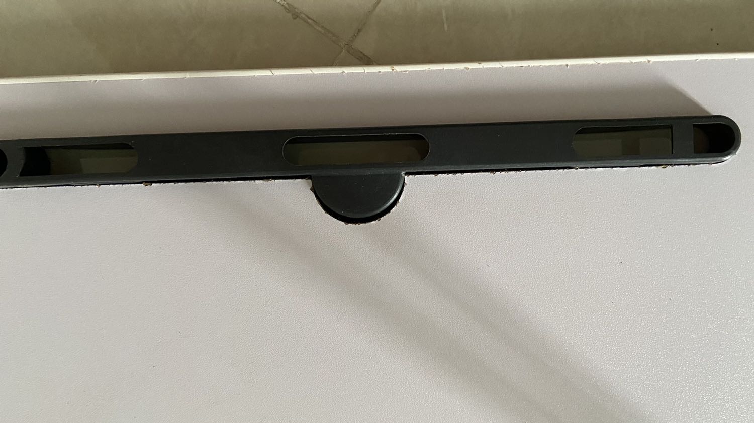 Chất lượng gia công kém. Dơ bụi. K cẩn thận dễ bị cắt tay. Mua mới mà chân bàn có dấu hiệu gỉ sét