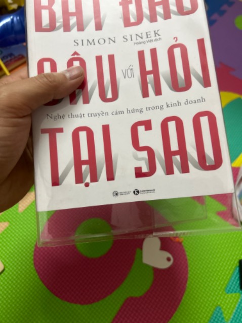 Nội dung sách hay. Nhưng đọc qua hơn nữa cuốn thì các trang sách bất đầu bung ra rất khó khăn khi đọc, cái bookcare thì bong ra từ ngày bắt đầu đọc luôn rồi