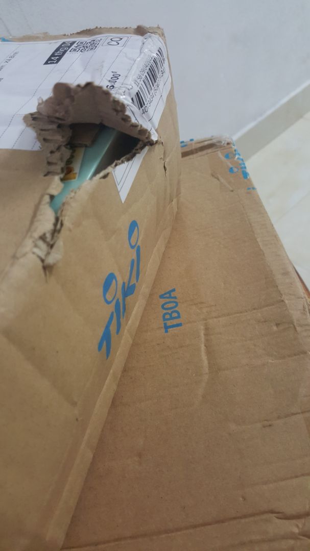 tiki đóng gói hàng tệ quá, không có lớp bọc sách bên trong, bỏ trực tiếp vào thùng hỏng hết hàng