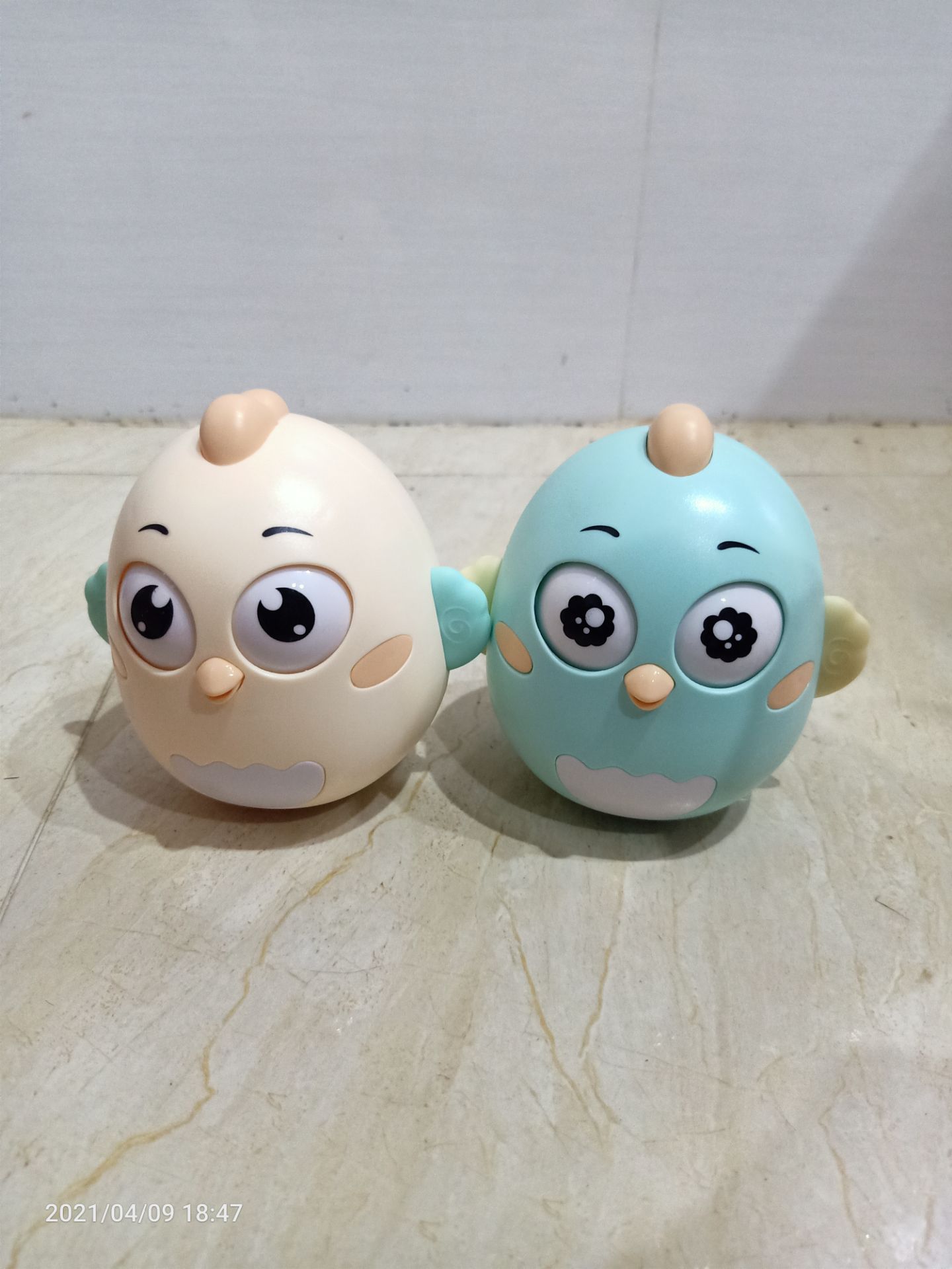 dễ thương nhưng ở ngoài chú gà nhỏ hơn tưởng tượng