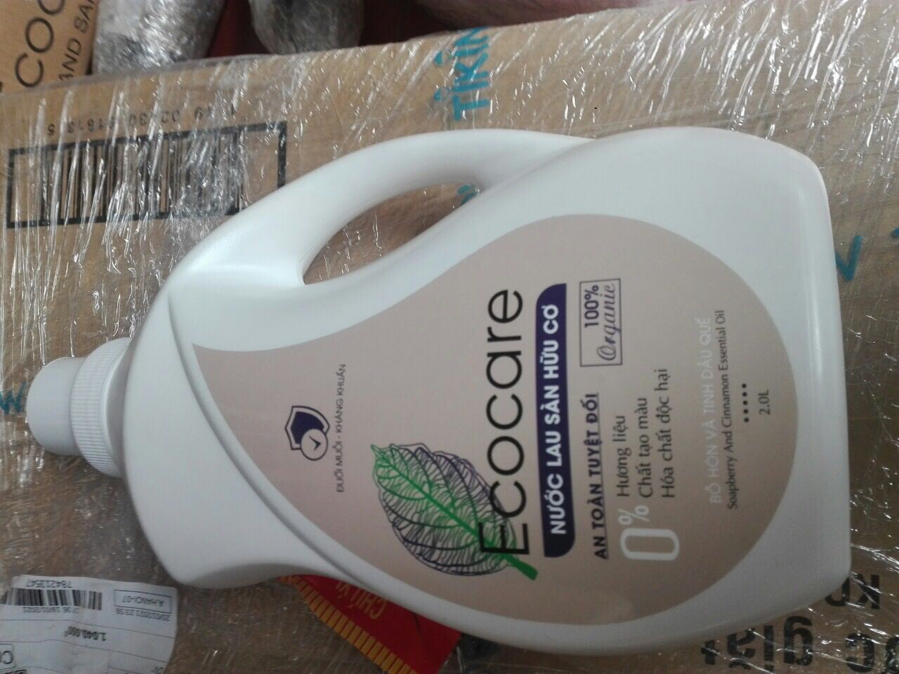 Mở chai ra thấy mùi quế thơm tự nhiên. Nước lau sàn dạng sánh lỏng chứ không phải dạng loãng như các dòng hữu cơ khác nên dùng sẽ tiết kiệm hơn. Lau nhà xong vẫn thấy mùi quế thơm thoang thoảng và đỡ muỗi, ruồi hẳn.