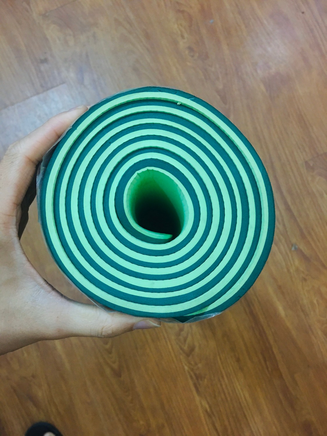 Màu sắc khá nét, không bị loang như nhiều hàng trôi nổi khác
Thảm rộng và dài nên tập khá thoải mái
TRên nền đá hay gạch hay gỗ đều bám sàn tốt.
Túi đựng tiện lợi dễ mang đi mang lại
Dây cũng chắc chắn lắm các cccm ạ! 
Em là cho 9,8 điểm. nhé…