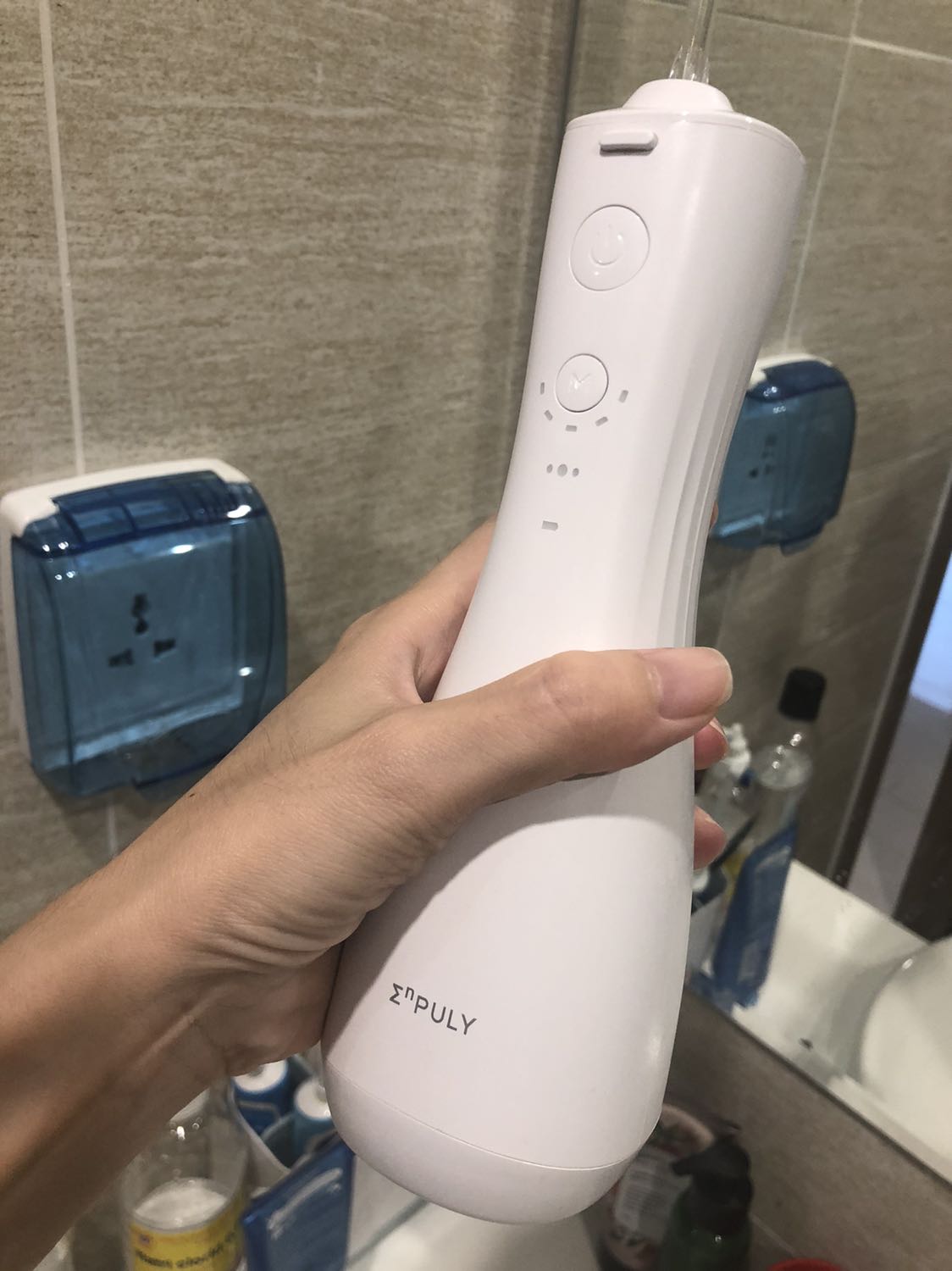 Dùng thử được 2 tuần thì thấy rất thích, sạch các kẽ răng và tiện dụng, đặc biệt lúc trưa hoặc sau khi ăn xong bị dắt đồ ăn. Lúc mới dùng mình chưa quen loay hoay bị chảy máu lợi nhiều nhưng sau khi vài lần thì quen. Dùng thử được 2 tuần thì thấy rất thích, sạch các kẽ răng và tiện dụng, đặc biệt lúc trưa hoặc sau khi ăn xong bị dắt đồ ăn. Lúc mới dùng mình chưa quen loay hoay bị chảy máu lợi nhiều nhưng sau khi vài lần thì quen.