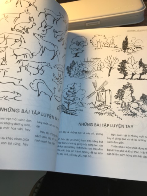 Sách khá nặng, bìa in nổi, chất giấy trơn, khá rõ. Rất recommend cho ai đang bắt đầu tập vẽ