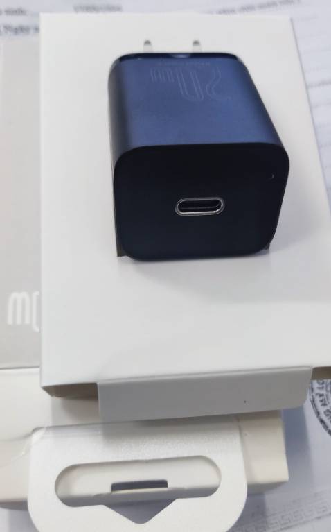 Sản phẩm không như hình ảnh mô tả, không phải loại có đồng thời hai cổng sạc USB và type C mà chỉ có đầu ra typeC thoii.
Hỗ trợ sạc nhanh chuẩn.