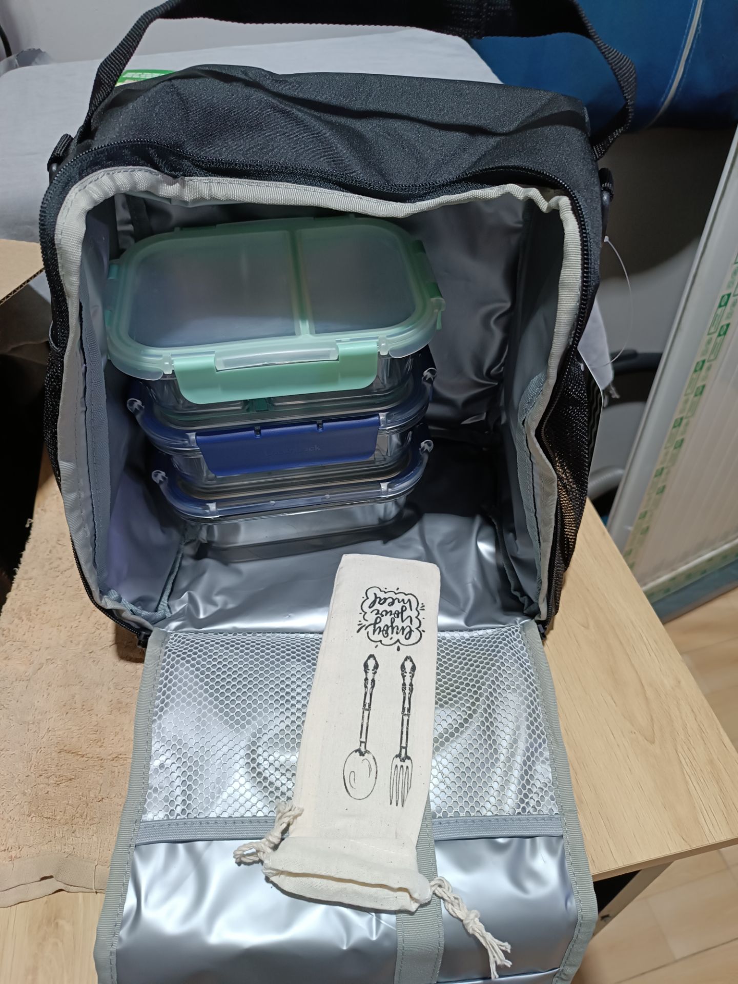 Hành như hình, có điều, hàng không phải đồ dễ vỡ mà vẫn quấn màng bong bóng không cần thiết.