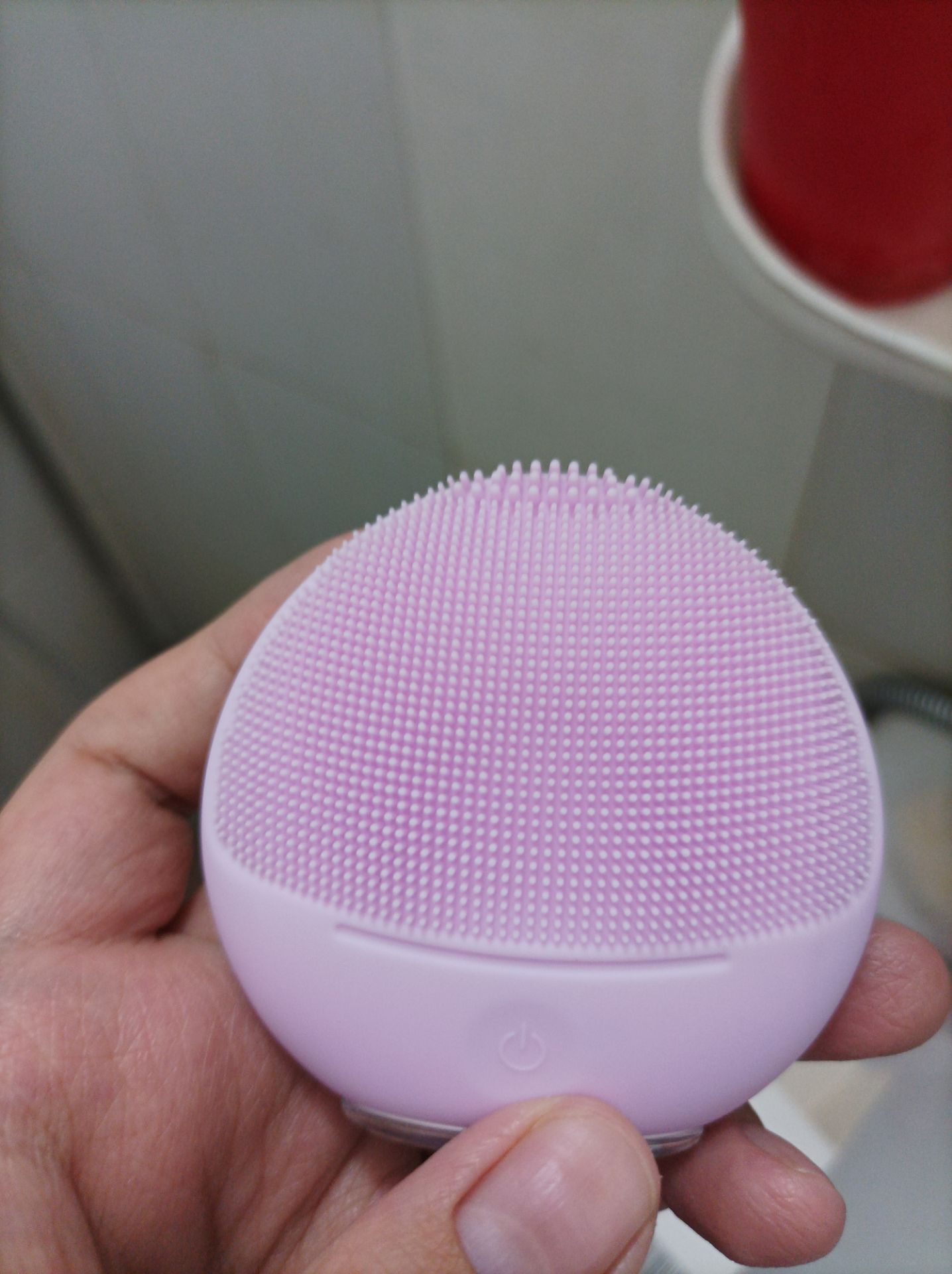 Đầu tiên là màu rất xinh, dáng nhỏ gọn.  Mình chưa dùng máy rửa máy bao giờ nên ko so sánh được nhiều, nhưng ấn tượng của mình là phần lông cọ mềm, êm ái lắm luôn, chắc vì dành cho da nhạy cảm. Có 3 cấp độ low, medium và high hiển thị qua đèn led dưới phần lông cọ. Lâu dài chưa đánh giá được nhưng hiện tại mình thấy rửa mặt sạch và êm nên mình ưng ^^