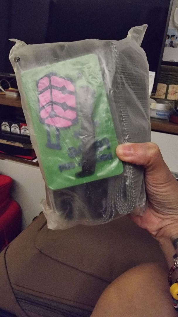 Mình mua 2 cái,  dây đều màu xám. Travel tag cũng như nhau. Chưa sử dụng nên chưa rõ độ bền. Tuy nhiên sẽ thích hơn nếu shop giao ít nhất 1 màu ngẫu nhiên nổi hơn để dễ nhận diện hành lý khi lấy