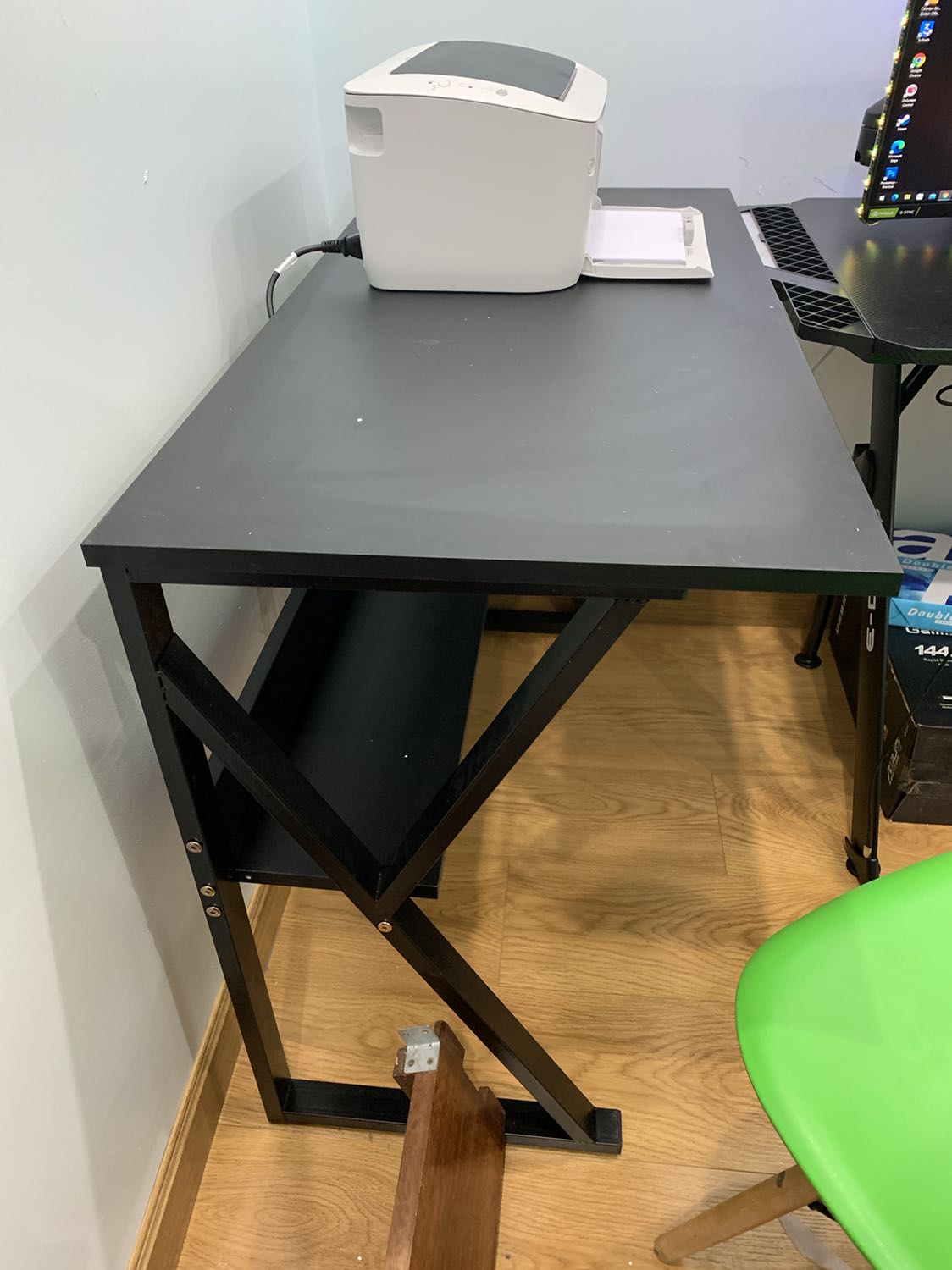 Giao hàng nhanh, hàng nguyên hộp tuy nhiên gỗ bị tróc trong quá trình xuất. Nhưng đánh giá là tốt khi có sẵn vít và lục giác nên dễ lắp. Tuy nhiên bàn hơi yếu nên để đồ thôi chứ ngồi thì sẽ bị rung. Nhưng trong tầm giá này thì lhas ổn