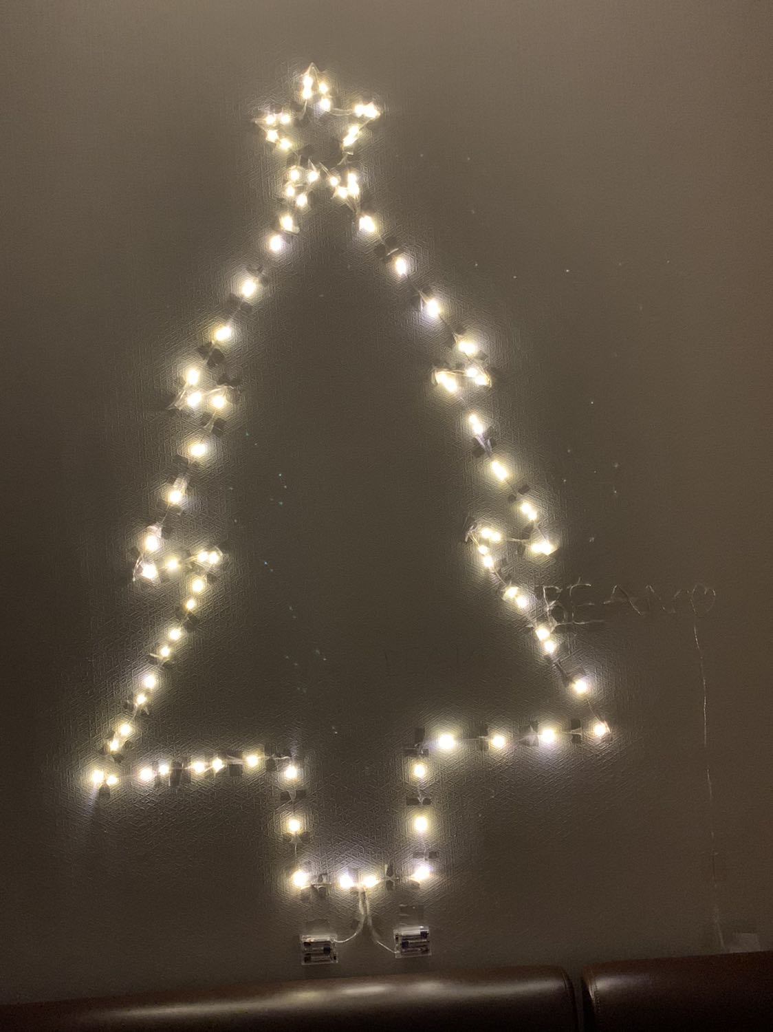 Chất lượng đèn khá tốt, hộp pin chắc chắn. Tuy nhiên mật độ bóng đèn hơi thấp nên phải đi 2 lượt mới lên được hình. 
Mong Shop có thêm các sản phẩm nhiều hình dạng mẫu mã hơn để trang trí :D