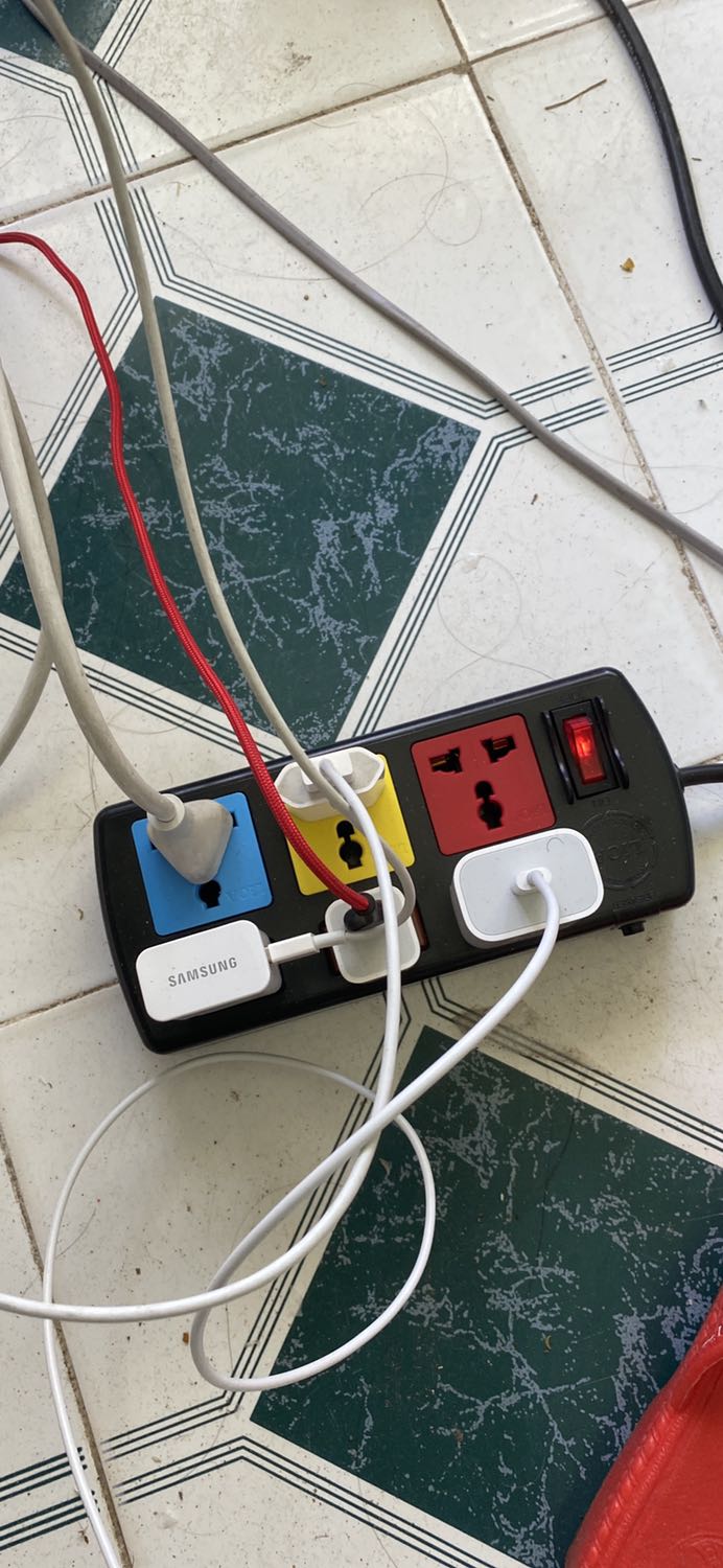 Ôi yêu cái điện Lioa Việt Nam kinh khủng, xài ở đâu cũng dc. Cắm laptop 3 chấu hay đầu sạc của Mỹ đều dc. Có dc cái ổ điện xài thoải mái quá xá.