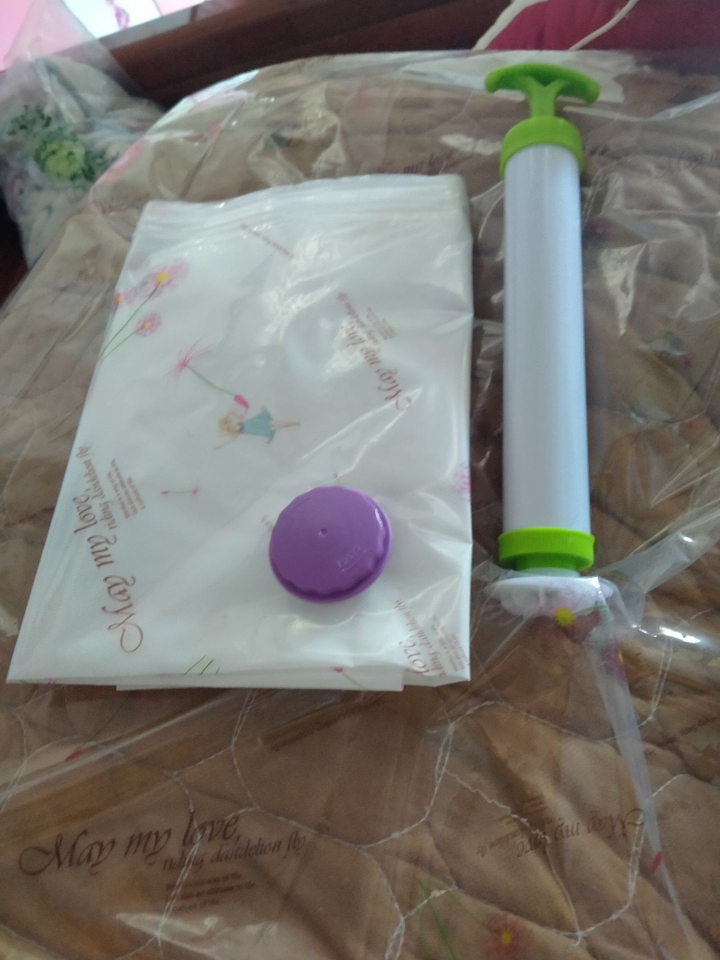 sản phẩm ok, đóng gói cẩn thận mỗi tội là cái bình hút chân không bằng tay làm hơi mệt hút mãi mới được xíu hơi