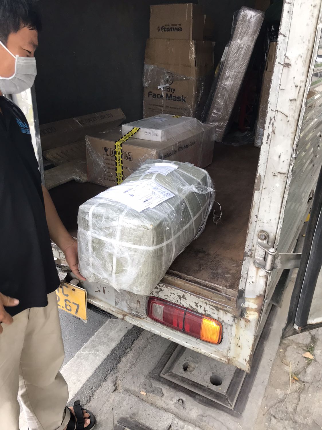 Tiki giao trễ, nhưng có gửi *** thông báo.
Hàng đóng gói 2 lớp cẩn thận, bánh tạ bọc từng cái luôn, rất ok. Tạ và đòn bọc rất êm, cầm thích tay.
Trong thùng có tặng kèm 1 bộ bao tay.
Mình mua ghế tập đa năng trên tiki luôn, vậy là đủ bộ luyện tập tại nhà mùa dịch.