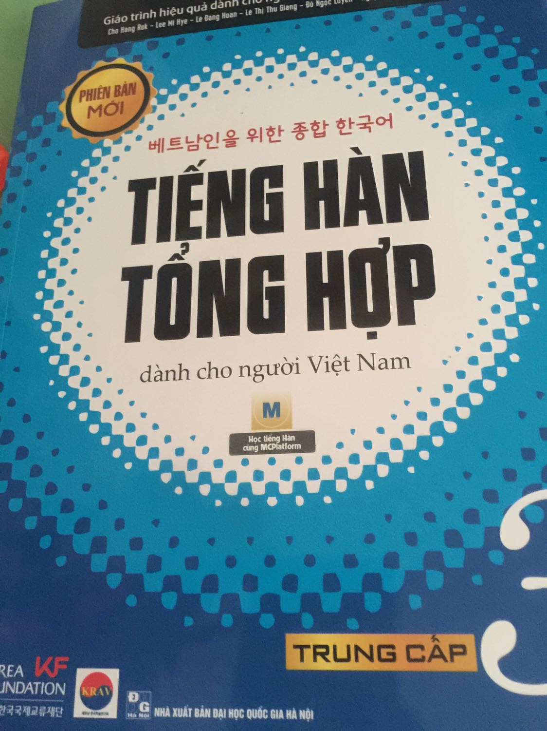 Sách đẹp, đóng gói cẩn thận, không bụi hay gì cả. Còn thêm sale 60%, giá quá hời mà bộ sách này thì chất lượng miễn bàn, quá quen thuộc với bạn nào học tiếng Hàn. Dùng app để nghe mp3, còn được tặng kèm quà khuyến mãi mấy cuốn luyện thi Topik trong app. Tuyệt hết chỗ nói.