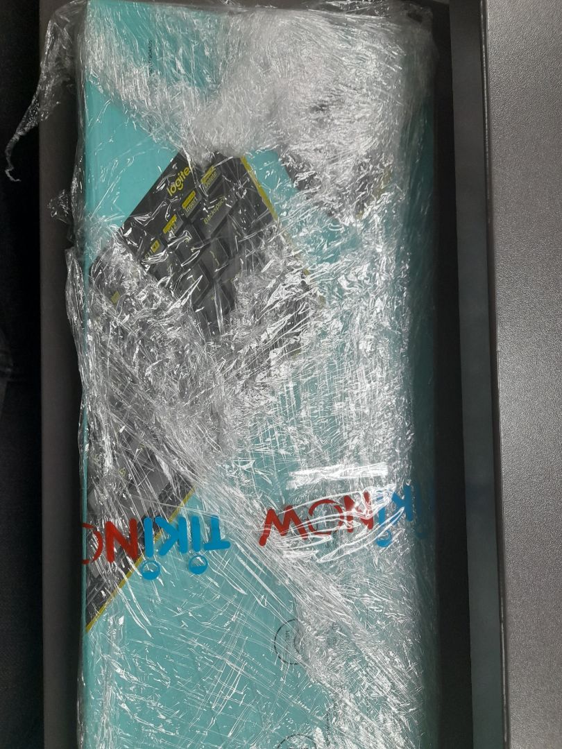 Giao hàng hỏa tốc, đêm đặt hàng thì sáng sớm đã nhận được, phím bấm êm, layout thì phải làm quen 1 lúc mới thuận tiện, chuột thì k phải chuột silent nên chỉ dùng cơ bản thôi nha