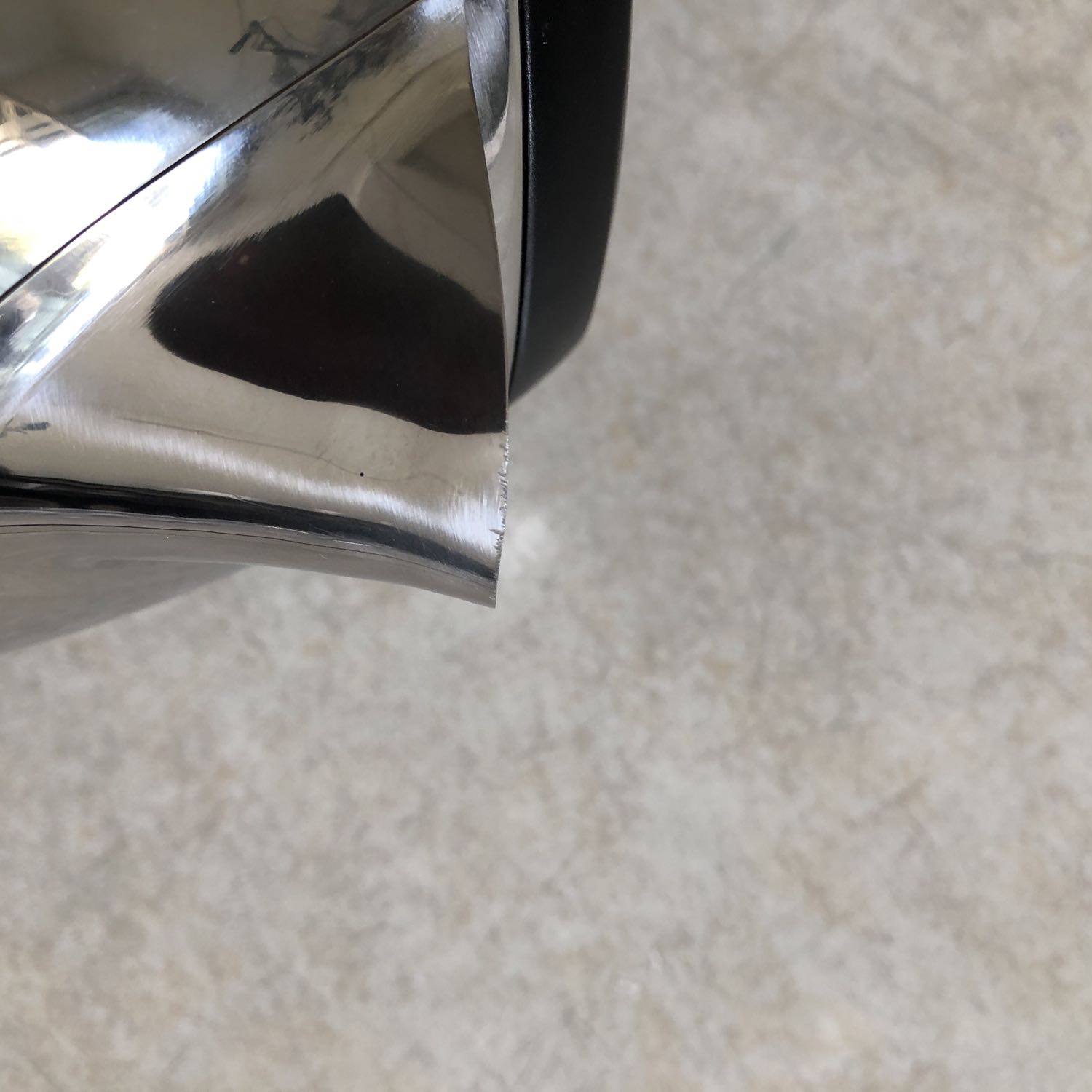 -Mua hàng tháng 3/2022 từ nhà bán Gia Khang.
-Giao hàng sớm hơn dự kiến, nhân viên giao hàng chuyên nghiệp.
-Giao hàng sản xuất từ năm 2019, vỏ hộp cũ, dính bụi bẩn.
-Sản phẩm biến dạng nhẹ chỗ rót nước, vỏ có chỗ cấn móp nhẹ (có ảnh minh hoạ) tuy nhiên không ảnh hưởng đến chất lượng sản phẩm.
-Đề nghị nhà bán nên kiểm tra sản phẩm trước khi giao cho Khách hàng.