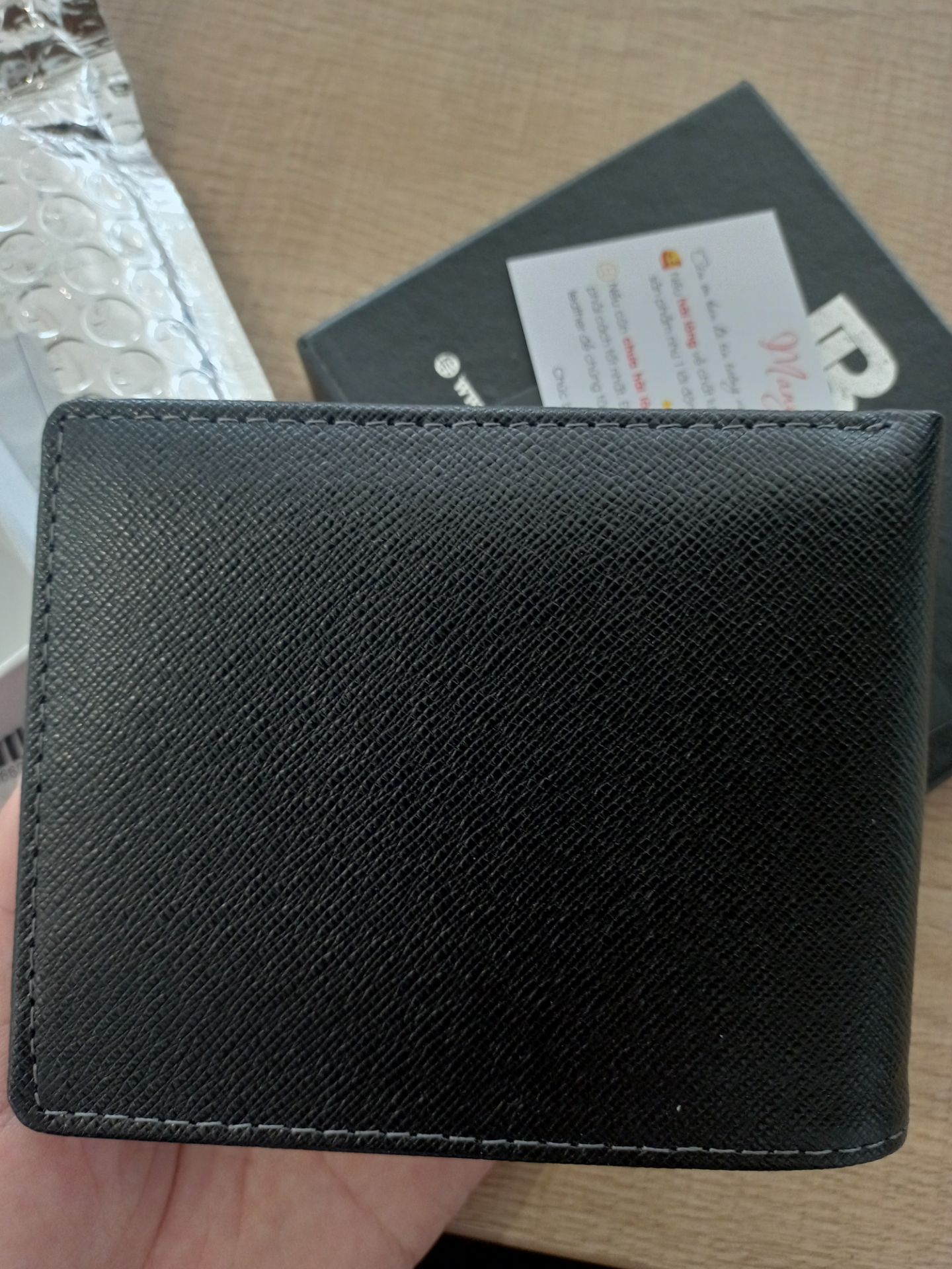 Mình đặt xanh navy nhưng shop lại giao màu đen, có hơi thất vọng. Nhưng thấy đóng gói cũng cẩn thận, tạm chấp nhận. Chất lượng sau này sử dụng sẽ phản hồi sau. Hy vọng shop rút kinh nghiệm soạn đơn cẩn thận hơn