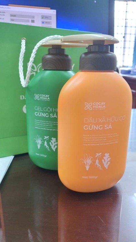 Shop tư vấn nhiệt tình, lần đầu tiên mình sử dụng dầu gội kiểu hữu cơ như thế này, vì tóc mình đã sử dụng quá nhiều hóa chất, kết hợp cả gội và xả sử dụng sẽ thích hơn rất nhiều Shop tư vấn nhiệt tình, lần đầu tiên mình sử dụng dầu gội kiểu hữu cơ như thế này, vì tóc mình đã sử dụng quá nhiều hóa chất, kết hợp cả gội và xả sử dụng sẽ thích hơn rất nhiều