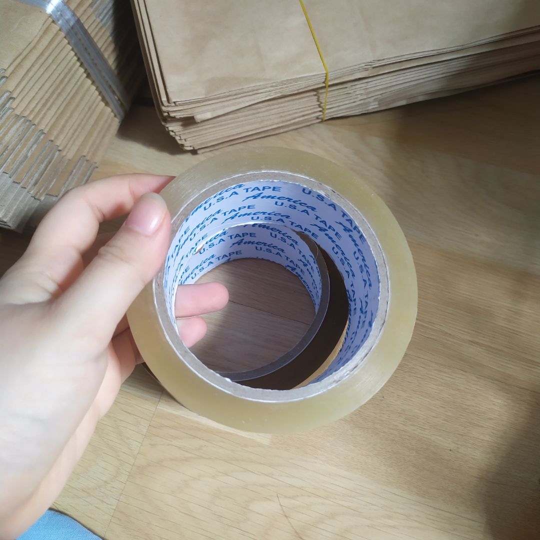 giao hàng đầy đủ, gói hàng chắc chắn, băng keo cug chắc và dày nữa ^^