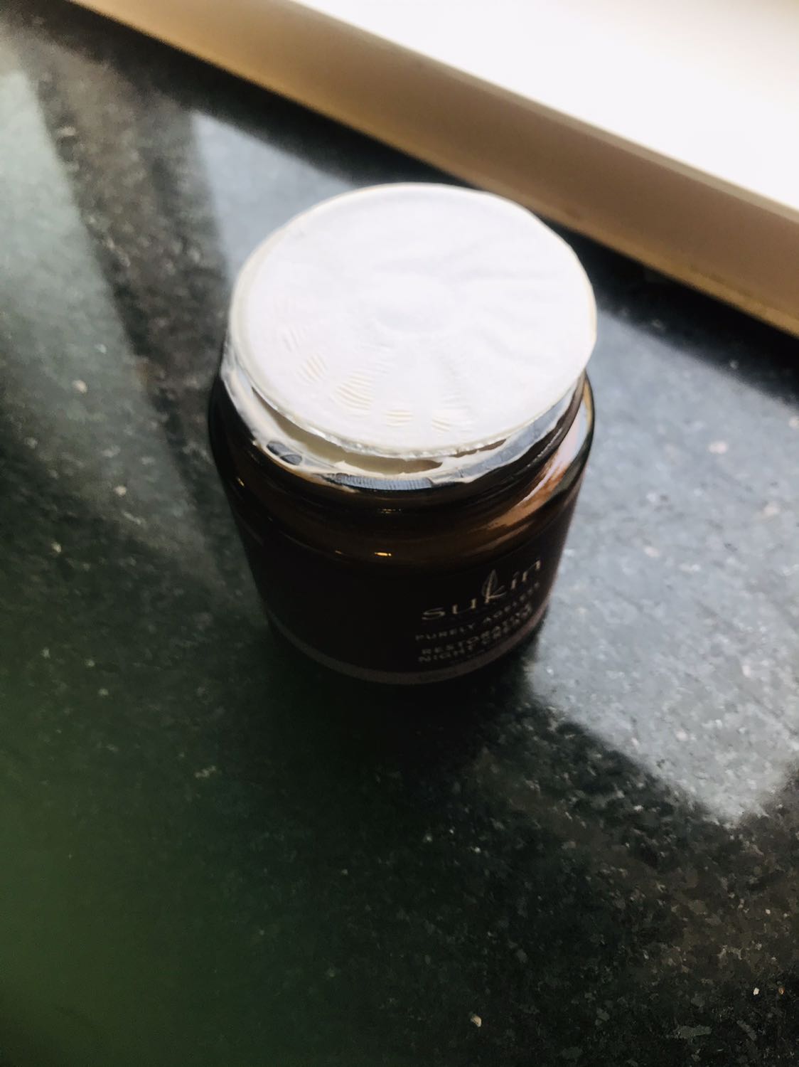 Seal đã bị gỡ ra khi giao. Có xác nhận của Shipper . Quá kì cục.
Lần trc mình mua Rosehip seed oil của Tiki thì nắp cũng đã bị mở ra rồi.....và mùi cũng ko giống lần trc mình mua, xoa lên da khô đét. Ko biet Tiki có bán trộn hàng giả cho mình ko.