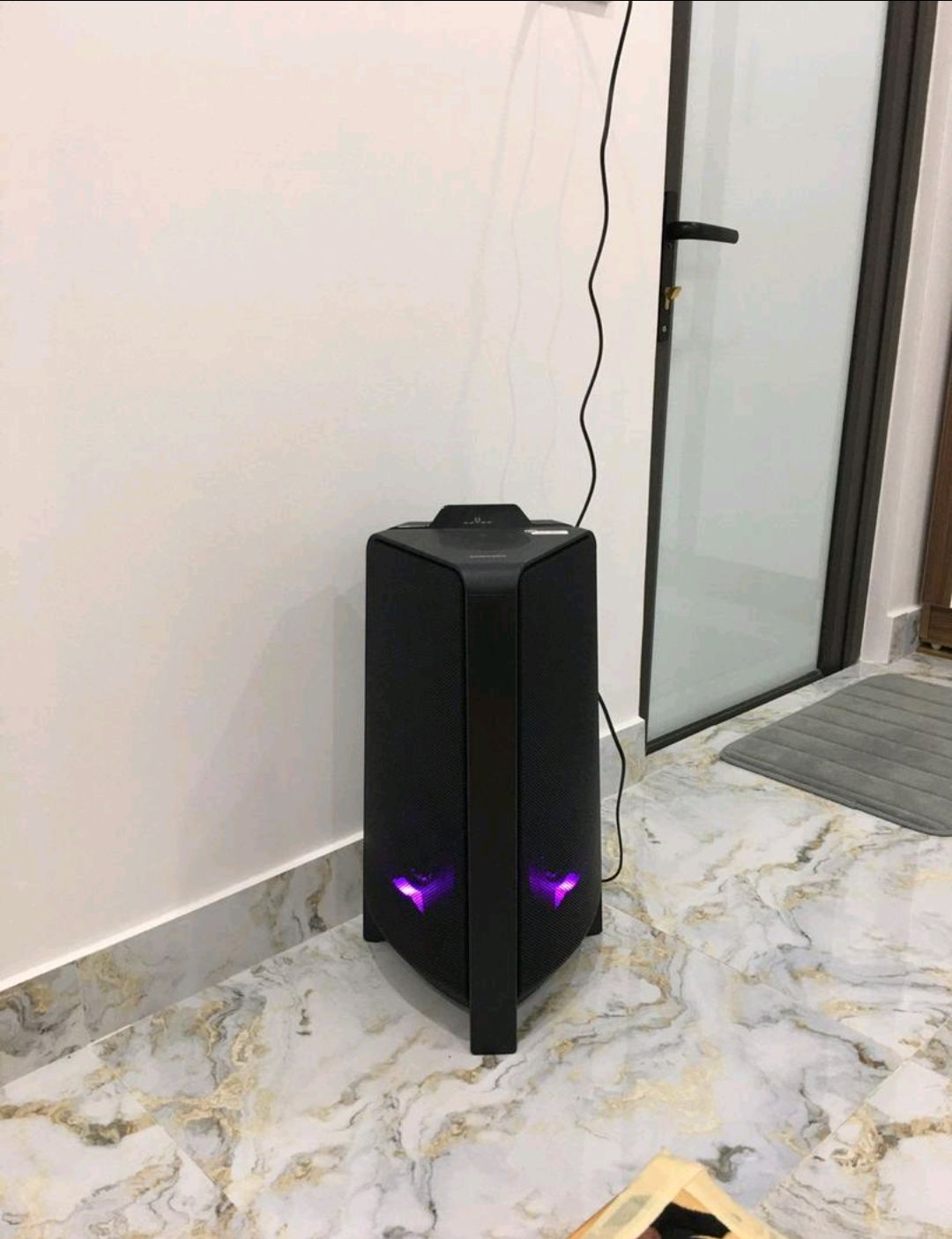 Hàng của nhà cung cấp Gia Khang giá tốt và giao nhanh. Loa đẹp, nghe tốt, phù hợp  cho khu vực ngoài trời lẫn trong nhà luôn nha mọi người.