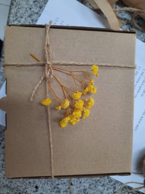 Shop giao nhanh, dịch vụ khách hàng tốt. 
Hộp không bị mùi chua như loại hộp chất liệu kém chất lượng. Hộp dày vừa đủ. Điểm trừ cho màu hộp hơi tối. Quà của mình có kích thước 11x11 nhưng để vào hộp thì có vẻ hơi không thoáng, các bạn nên xem xét khi chọn kích thước.