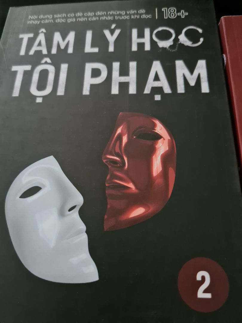 Thấy review mn nói sách hay nên mua coi thử đúng lúc đag giảm giá. Sách k đc mới lắm vì sờ có chút bụi và bìa có vết, nhưng k ảnh hưởng bên trong.