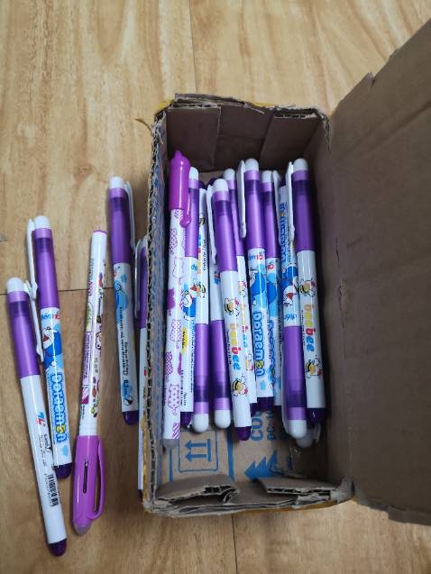 Bút viết êm, thích hợp cho mấy bé lớp 1 tập viết, bé nhà mình xài dc 2 hộp Bút viết êm, thích hợp cho mấy bé lớp 1 tập viết, bé nhà mình xài dc 2 hộp