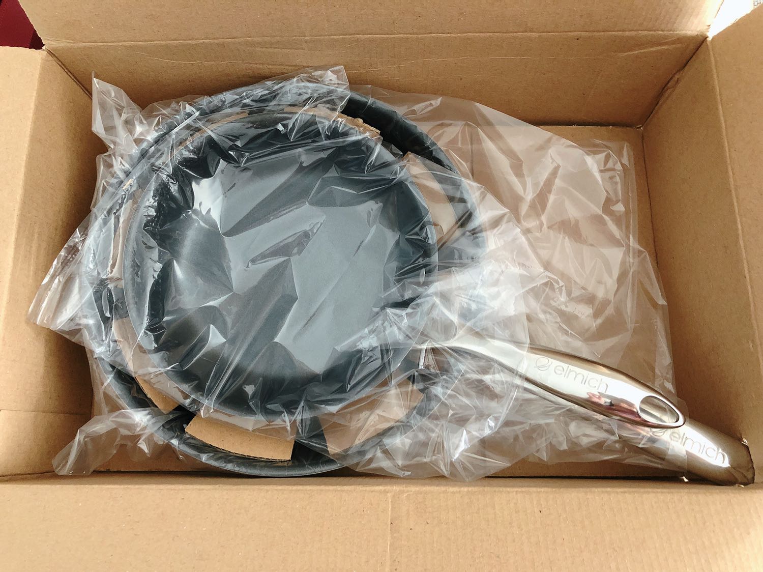 Tiki giao hàng nhanh, đóng gói cẩn thận nhưng mà chảo 26cm có vết trong lòng chảo, mình rửa ko ra. Chưa sử dụng nên chưa biết xài với bếp từ có tốt ko