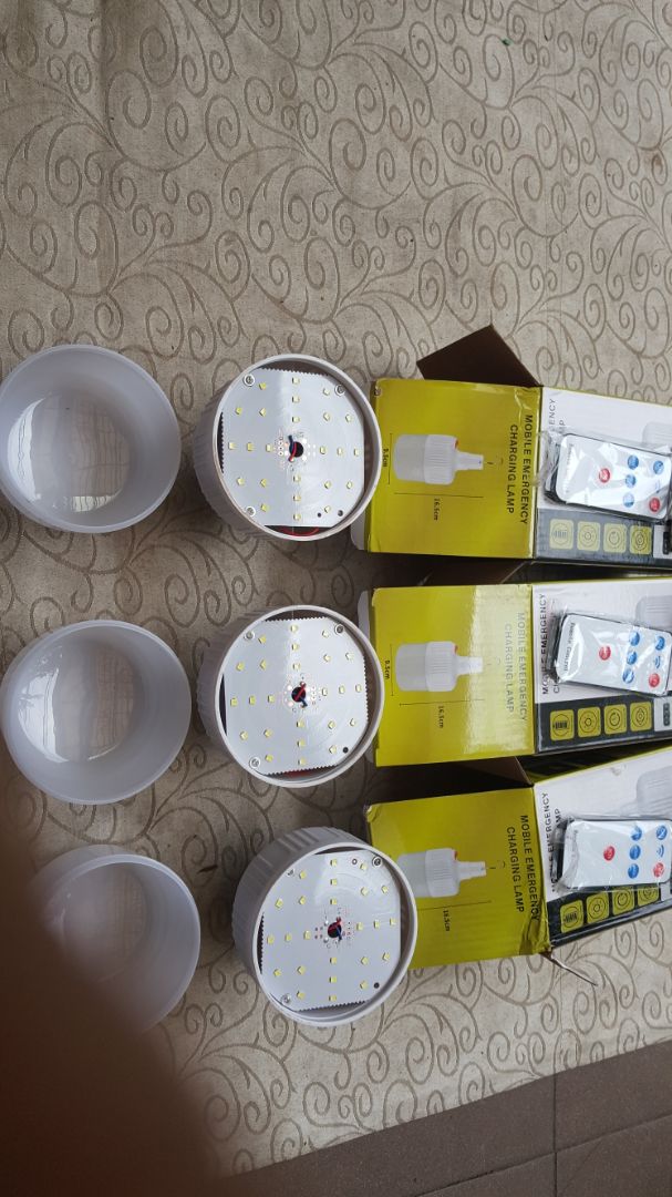 Tôi rất thất vọng về sản phẩm, không đúng mô tả như quảng cáo (ảnh như trên hình), không có cục sạc như hình quảng cáo, kích thước không đúng, số led trong bóng là 24 (quảng cáo là 42 led), đèn không còn điện, phải sạc bằng nguồn điện qua cục sạc điện riêng, một bóng không nhận sạc bằng ánh sáng do lỗi bị rời mối hàn từ tấm pin quang năng, sau khi sạc đầy 3 bóng, thắp sáng ở mức cao chỉ 1 giờ là tối mờ luôn.
  Do quy trình đổi trả quá phức tạp nên thôi không đổi trả, tóm lại các bạn cân nhắc kỹ lưỡng trước khi mua.
  Shop quá phóng đại về sản phẩm này.