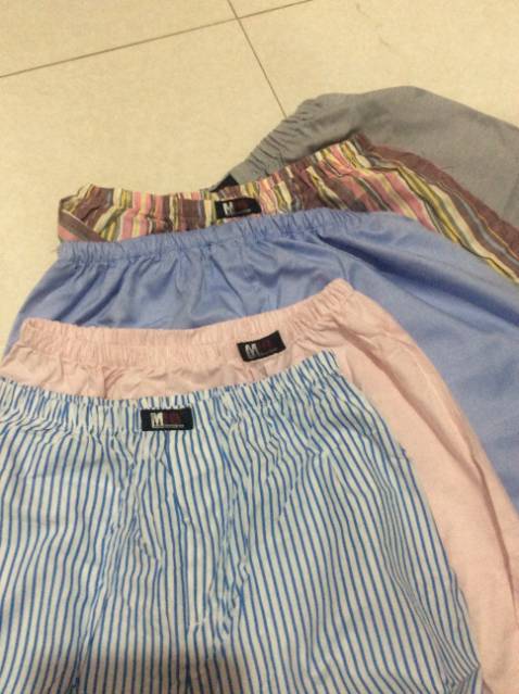 Mình đặt hàng từ 17/9 và mãi tới 10/11 mới nhận được hàng, tiền ship là 44k cũng không hề rẻ. Chất lượng quần thì cug gọi là tạm ổn so với tầm giá, cảm thấy mẫu màu xanh chất lượng vải OK nhất. Còn chiếc sọc màu hồng kia thì thấy lòe loẹt quá